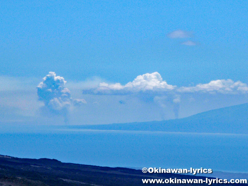 噴煙を上げているフェルナンディナ島の眺め@イザベラ島(Isabela island), ガラパゴス(Galapagos)