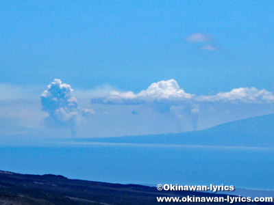 噴煙を上げているフェルナンディナ島の眺め@イザベラ島(Isabela island), ガラパゴス(Galapagos)