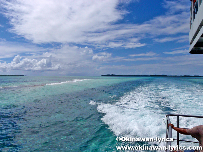 定期船でアンガウル島からマラカル島へ(public boat from Angaur island to Malakal island)