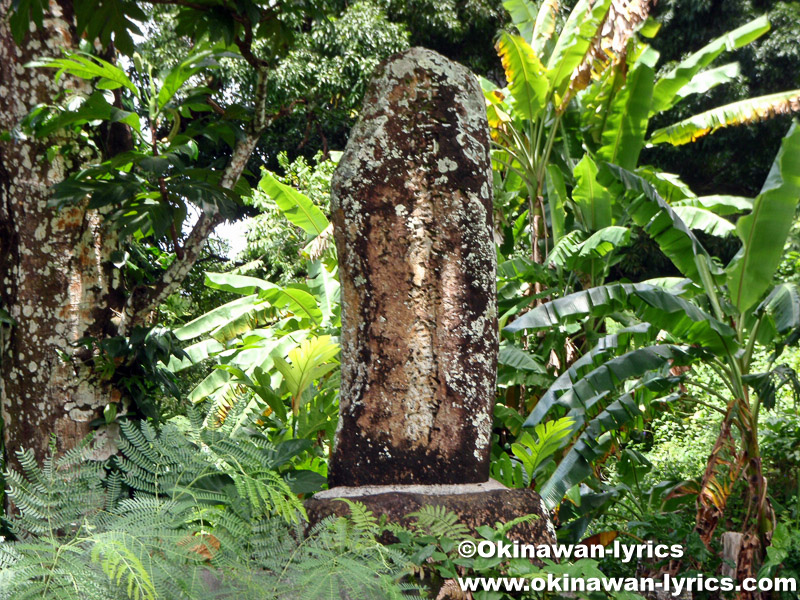 夏島(Tonoas Is., Dublon Is.)の石碑
