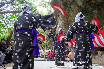 シルミチューでの踊りの奉納@浜比嘉島の旧正月