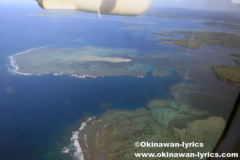 Air Vanuatu国内線(DHC-6)からの景色