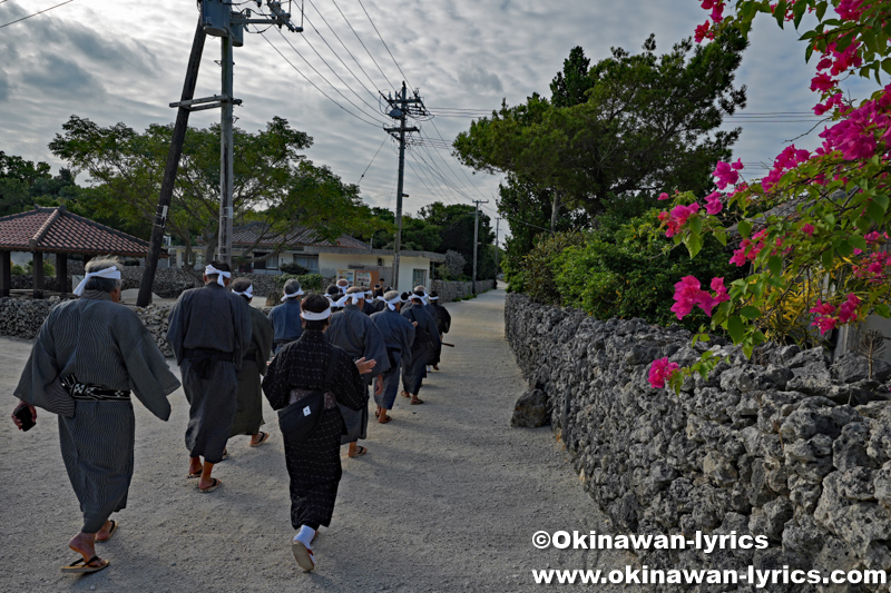 玻座間村西集落主事宅へ参詣@竹富島の種子取祭