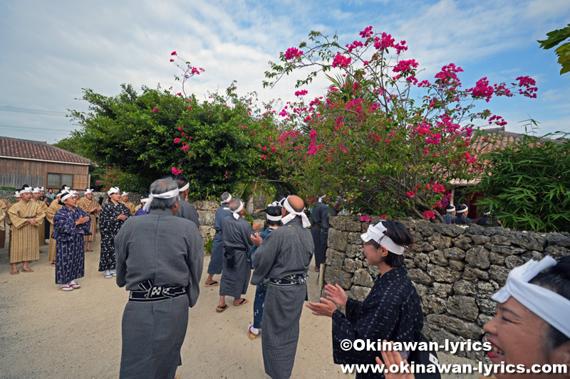 玻座間村西集落主事宅へ参詣@竹富島の種子取祭