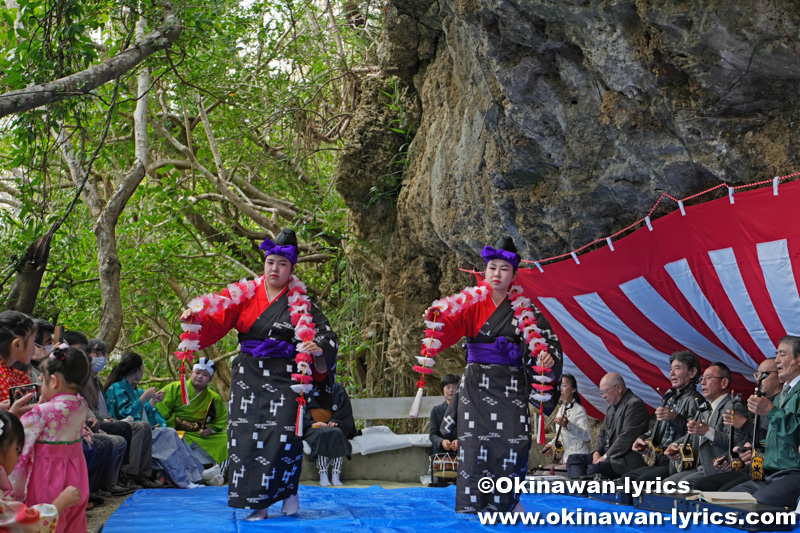 琉球舞踊の奉納@浜比嘉島の年頭拝み