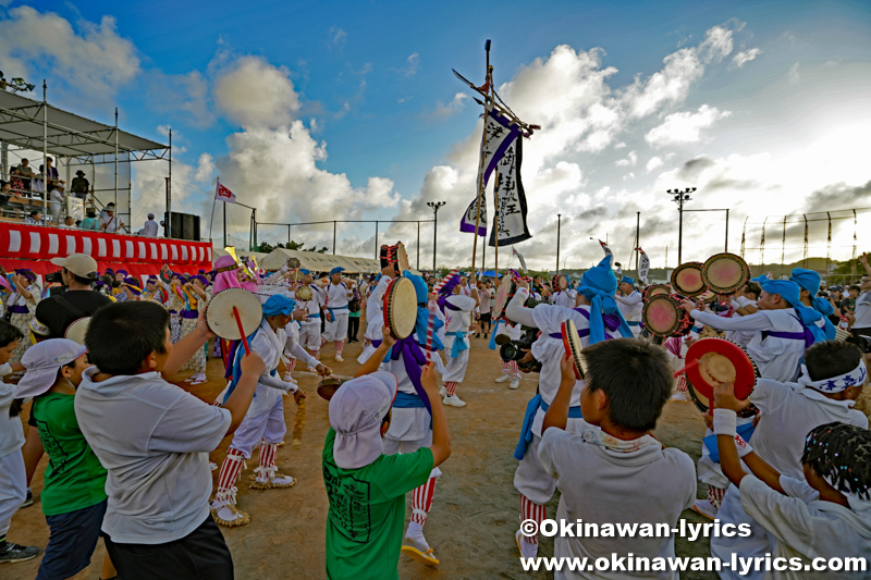 綱引き後の会場（鉦鼓隊）@南風原町の津嘉山大綱曳き