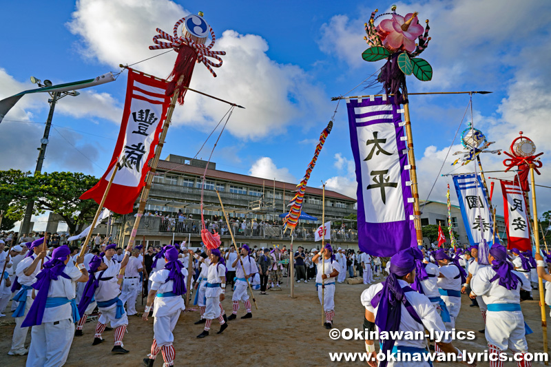 綱引き後の会場（旗頭）@南風原町の津嘉山大綱曳き