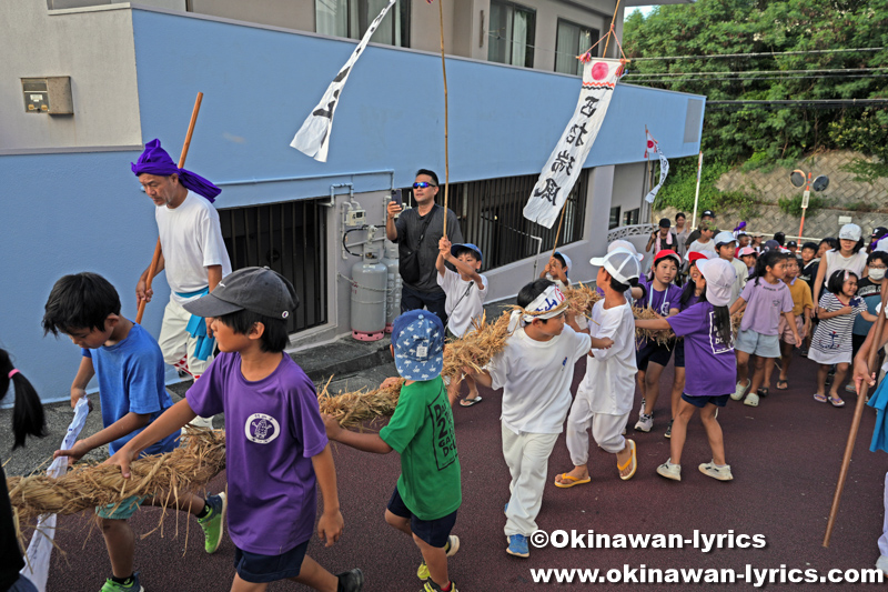 山垣原に移動する子供達@南風原町の津嘉山大綱曳き