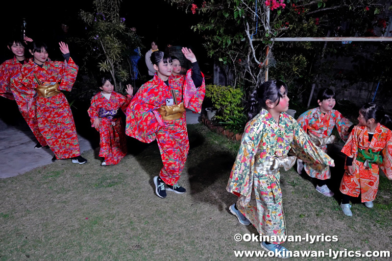 旧暦年越し行事「マースヤー」伊久保原の踊り@粟国島