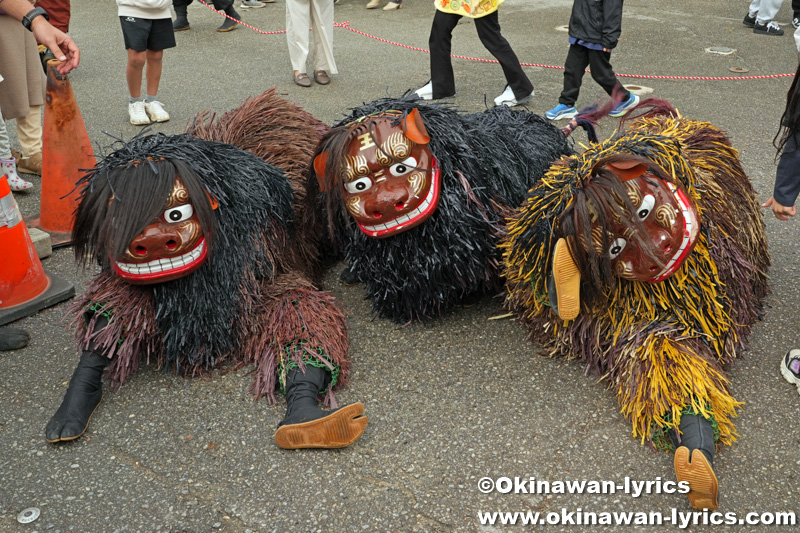 波上宮獅子舞の親獅子と子供獅子