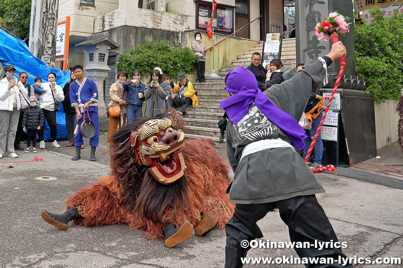 波上宮獅子舞の初舞@大鳥居前