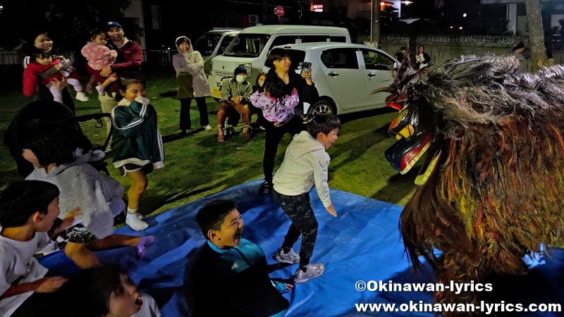 中城村津覇の獅子舞(初起こし)