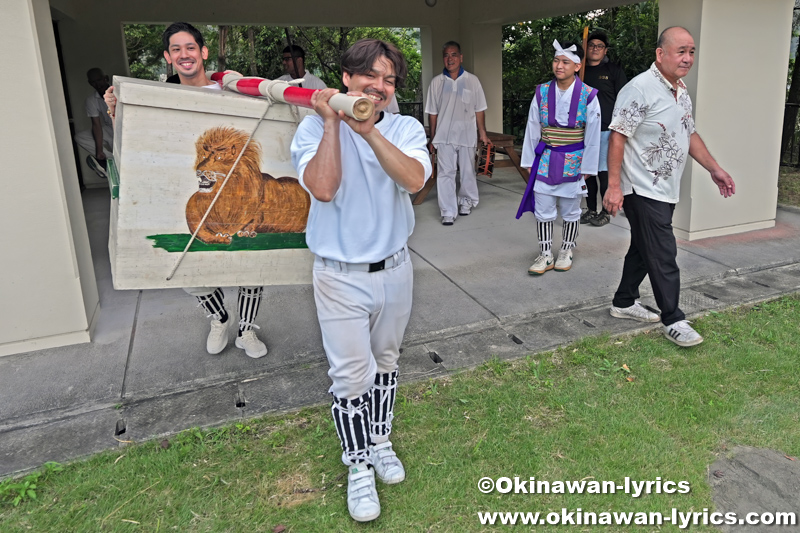 親川公民館へ獅子箱を運ぶ@名護市田井等・親川豊年祭