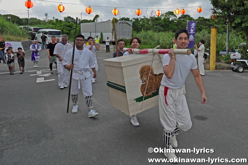 親川公民館へ獅子箱を運ぶ@名護市田井等・親川豊年祭
