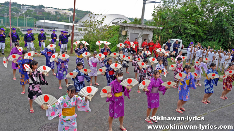 ヌル殿内前の広場での舞踊の奉納@宜野座の八月あしび(豊年祭)